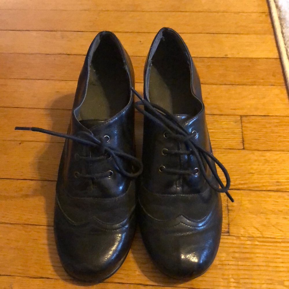 Black short-heeled shoes